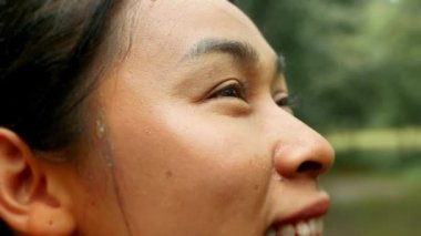 Ulusal parkta yaz yağmuru eşliğinde doğanın tadını çıkaran mutlu kadın turistlerin yakın çekimi. Koruma turizmi kavramı.