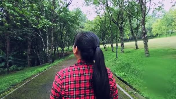 Jovens Turistas Caminhando Estrada Asfalto Apreciando Natureza Temporada Primavera — Vídeo de Stock