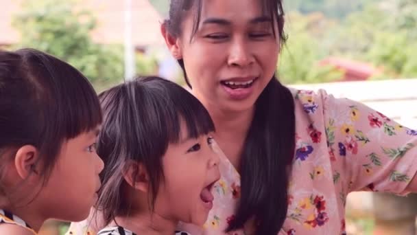 Šťastná Matka Svými Dětmi Jsou Dělat Selfie Používat Chytrý Telefon — Stock video