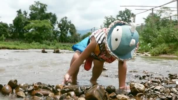 Πόδια Μικρού Παιδιού Περπατούν Ρηχό Ρυάκι Αγροτικό Χωριό Έννοια Της — Αρχείο Βίντεο