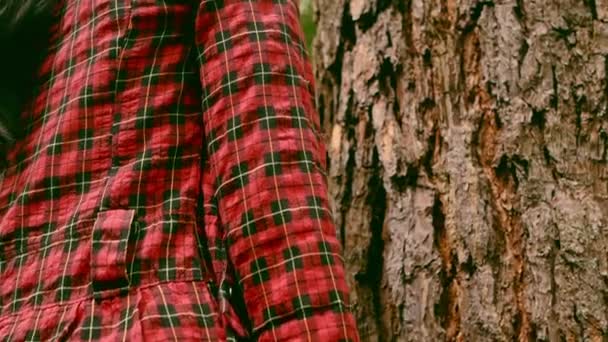 Una Mujer Feliz Está Pie Cerca Árbol Viejo Toca Con — Vídeo de stock