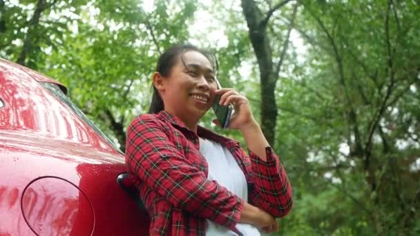 Весела Молода Мандрівна Жінка Стоїть Автомобілем Використовує Смартфон Відчуттям Розслабленості — стокове відео