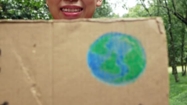 Eine Ehrenamtliche Mit Einem Naturschutzschild Steht Inmitten Der Natur Wald — Stockvideo