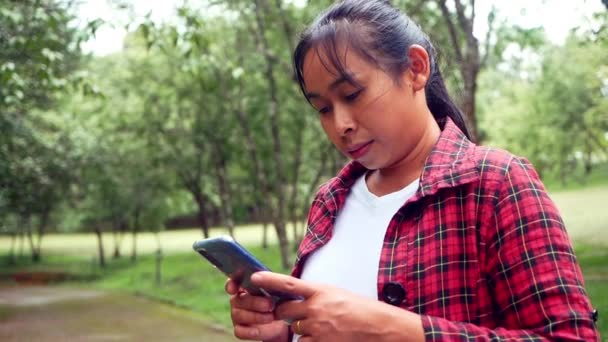 Wanita Muda Yang Ceria Menggunakan Telepon Pintar Dengan Perasaan Santai — Stok Video