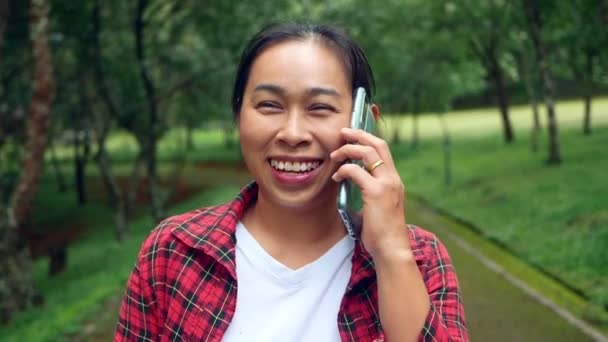 Uma Turista Feminina Alegre Fala Seu Smartphone Com Rosto Sorridente — Vídeo de Stock