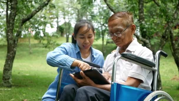 Grootvader Rolstoel Kleindochter Hebben Plezier Met Digitale Tablet Het Park — Stockvideo