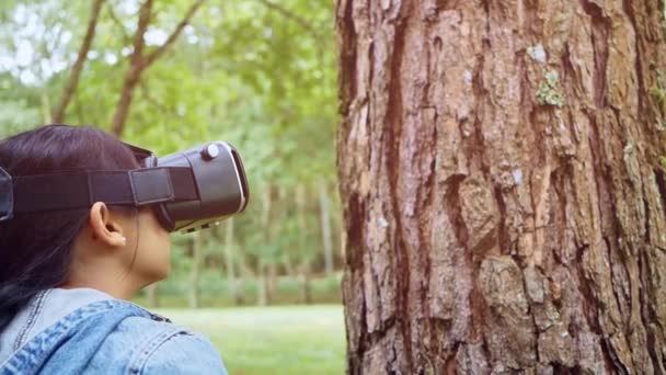 Mujer Feliz Con Gafas Auriculares Realidad Virtual Bosque Toca Gran — Vídeos de Stock