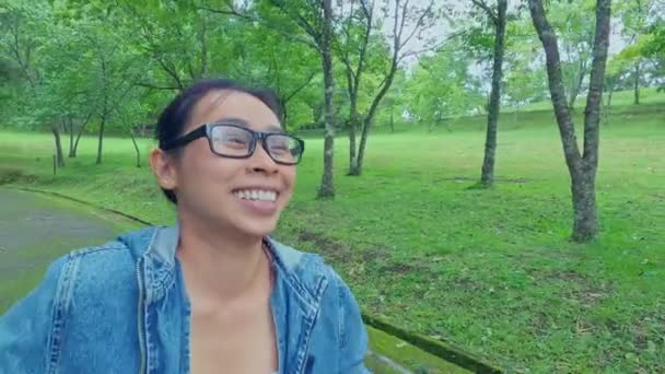 Szczęśliwa Turystka Patrząca Niebo Podniesionymi Ramionami Ciesząca Się Przyrodą Lesie — Wideo stockowe