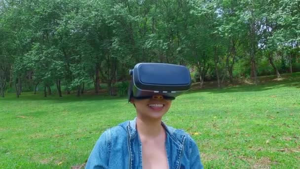 Mujer Feliz Con Gafas Realidad Virtual Bosque Disfrutando Naturaleza Soleado — Vídeos de Stock