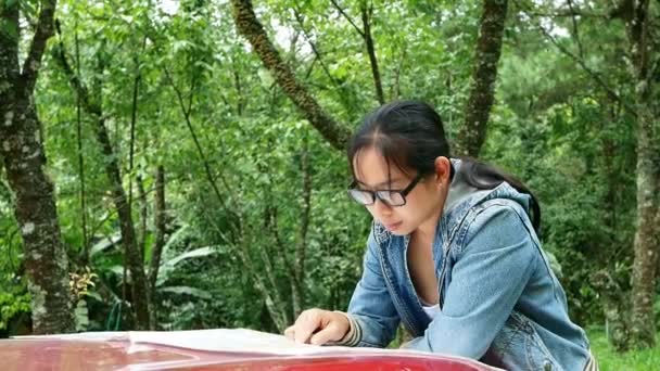 Wanita Bepergian Dengan Mobil Mengambil Istirahat Untuk Melihat Peta Saat — Stok Video