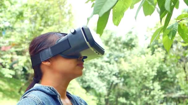 Mujer Feliz Con Gafas Realidad Virtual Bosque Disfrutando Naturaleza Soleado — Vídeos de Stock