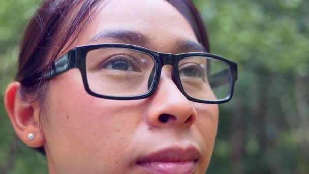 Rostro Cercano Mujer Gafas Mirando Hacia Otro Lado Con Cara — Vídeo de stock