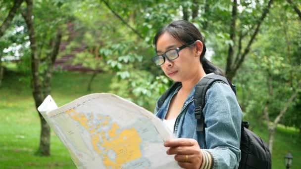 Женщина Туристка Рюкзаком Отдыхает Природе Ищет Правильное Направление Карте Лесу — стоковое видео