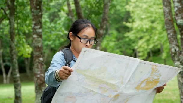 Une Touriste Féminine Avec Sac Dos Relaxant Plein Air Recherche — Video