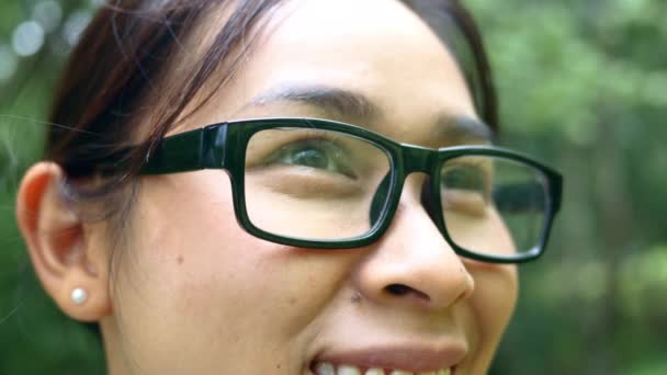 Tutup Wajah Wanita Berkacamata Berpaling Dengan Wajah Tersenyum Berdiri Tengah — Stok Video