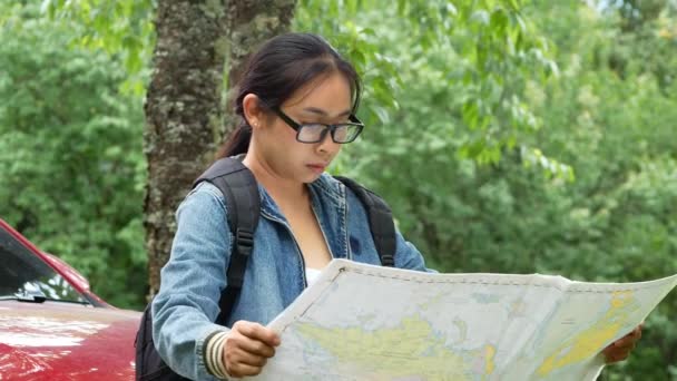 Kobieta Turysta Plecakiem Relaks Świeżym Powietrzu Wyszukiwanie Odpowiedniego Kierunku Mapie — Wideo stockowe