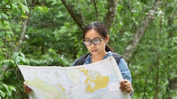 Una Turista Femenina Con Mochila Relajante Aire Libre Buscando Dirección — Vídeo de stock