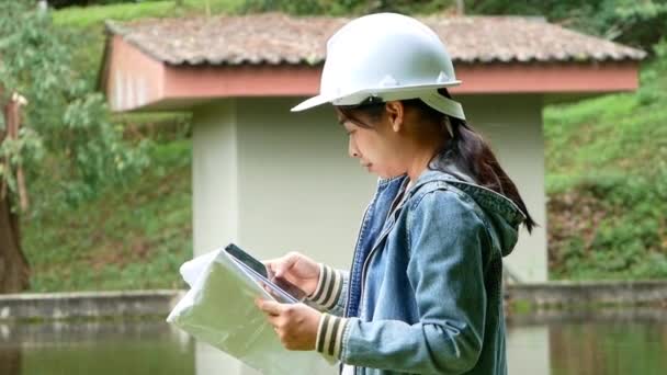 Vrouwelijke Ecoloog Veiligheidsmuts Die Een Waterkwaliteit Een Afvalwaterzuiveringsinstallatie Werkt Controleert — Stockvideo