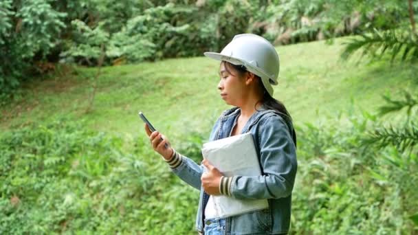 Ecologista Donna Nel Settore Del Cappello Sicurezza Che Lavora Controlla — Video Stock