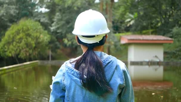Ecologia Feminina Chapéu Segurança Trabalhando Controlando Uma Qualidade Água Estação — Vídeo de Stock