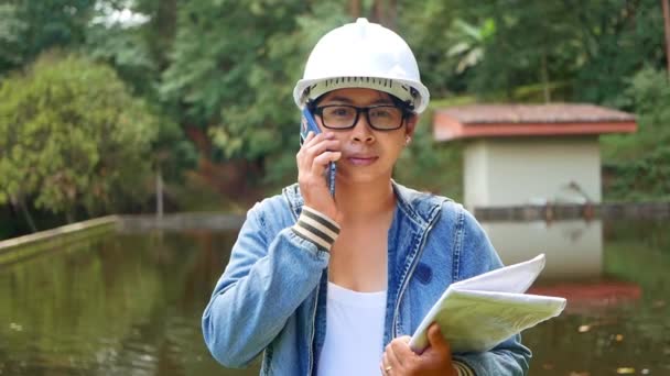 Женщина Эколог Шляпе Безопасности Работает Контролирует Качество Воды Станции Очистки — стоковое видео