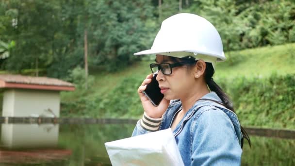 Ecolóloga Sombrero Seguridad Que Trabaja Controla Calidad Del Agua Planta — Vídeo de stock