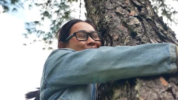 Femeie Fericită Stă Lângă Copacul Maiestuos Îmbrățișează Dragoste Într Însorită — Videoclip de stoc