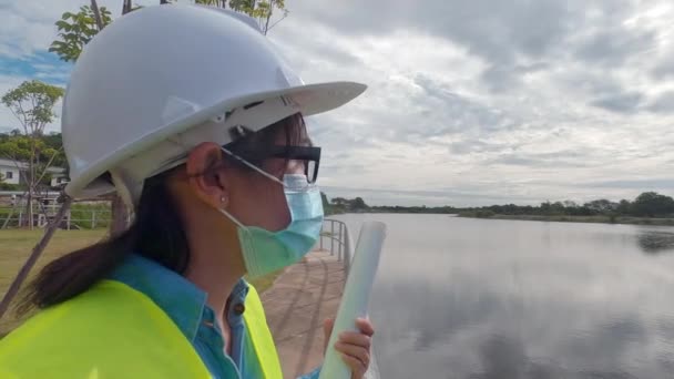 Female Engineer White Helmet Yellow Uniform Wearing Protective Mask Holds — Vídeos de Stock