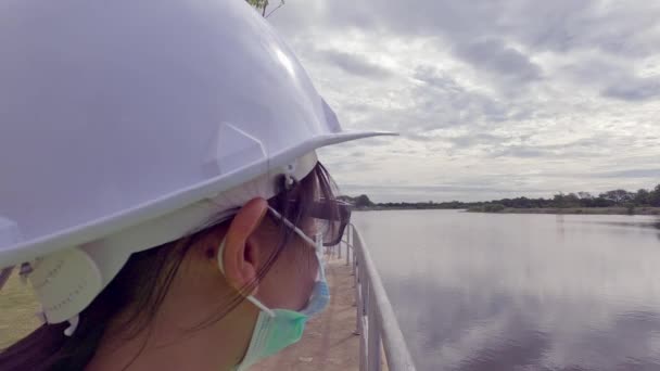 Ingenieurin Weißem Helm Und Gelber Uniform Mit Schutzmaske Hält Einen — Stockvideo