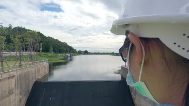 Vrouwelijke Ingenieur Met Een Beschermend Masker Veiligheidshelm Controleert Het Watersysteem — Stockvideo