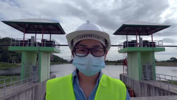 Γυναίκα Μηχανικός Φορώντας Προστατευτική Μάσκα Και Κράνος Ασφαλείας Κοιτάζει Και — Αρχείο Βίντεο