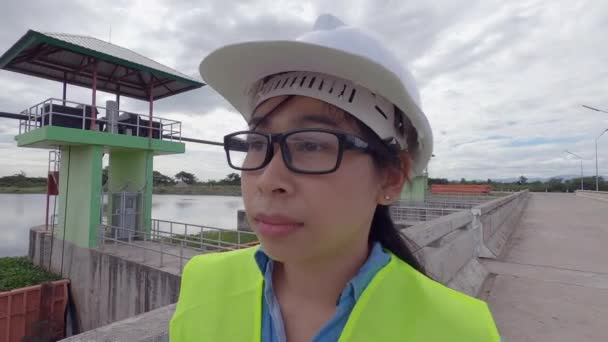 Жінка Інженер Білому Шоломі Жовтій Формі Тримає Відбиток Дивиться Місце — стокове відео