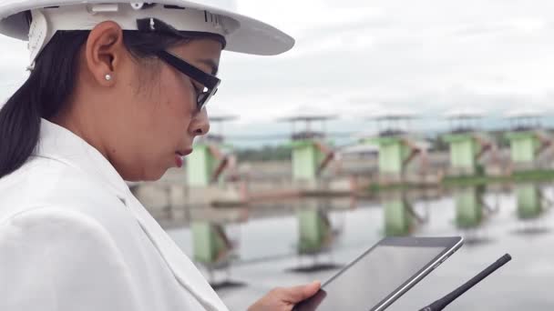 Female Engineer White Helmet Working Digital Tablet Using Radio Communication — Vídeos de Stock