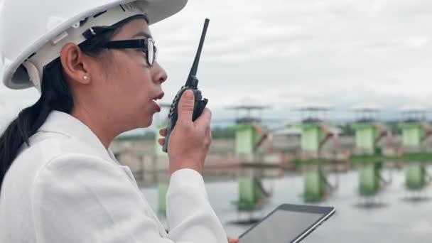 Beyaz Kasklı Kadın Mühendis Dijital Tabletle Çalışıyor Baraj Inşaatındaki Radyo — Stok video