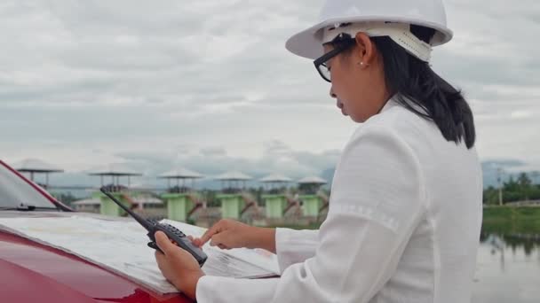 Ingeniera Casco Blanco Leyendo Datos Plano Colocado Capó Delantero Del — Vídeo de stock