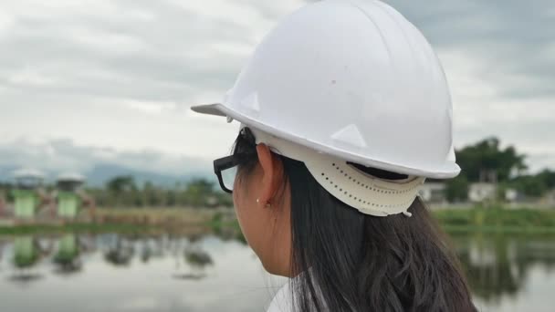 Ingeniera Femenina Quita Casco Seguridad Mientras Relaja Lado Construcción Presa — Vídeos de Stock