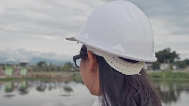 Ingeniera Femenina Quita Casco Seguridad Mientras Relaja Lado Construcción Presa — Vídeos de Stock