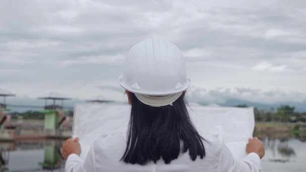 Женщина Инженер Белом Шлеме Считывает Данные Чертежу Проверяет Систему Водоснабжения — стоковое видео