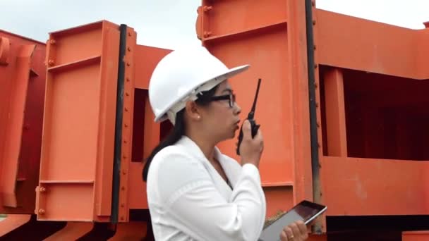 Eine Ingenieurin Mit Weißem Helm Hält Ein Digitales Tablet Der — Stockvideo