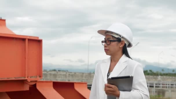 Γυναίκα Μηχανικός Λευκό Κράνος Κρατώντας Ένα Ψηφιακό Δισκίο Και Τον — Αρχείο Βίντεο