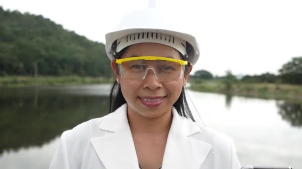 Женщина Инженер Шлеме Смотрит Улыбается Камеру Держа Цифровой Планшет Большим — стоковое видео