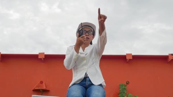 Insinyur Wanita Dalam Helm Putih Menggunakan Komunikasi Radio Lokasi Konstruksi — Stok Video
