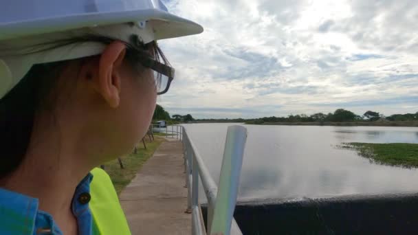 Vrouwelijke Ingenieur Een Witte Helm Geel Uniform Heeft Een Blauwdruk — Stockvideo