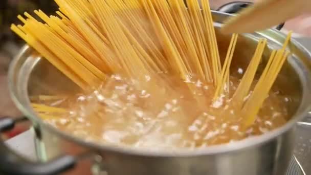 Сырые Спагетти Готовят Кипящей Воде Кухонном Горшке Здоровая Итальянская Еда — стоковое видео