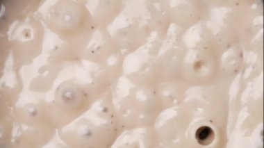 Ev yapımı mantarlı carbonara sosu mutfaktaki elektrikli ocakta. Sağlıklı İtalyan Yemek ve Pişirme kavramları.