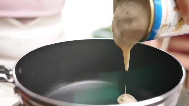 Închideți Mâna Femeii Turnând Cutie Prego Paste Spaghetti Sosuri Ciuperci — Videoclip de stoc