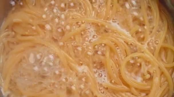 Gli Spaghetti Crudi Vengono Cotti Acqua Bollente Una Pentola Cucina — Video Stock