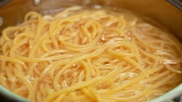 Ωμά Μακαρόνια Ψήνονται Βραστό Νερό Μια Κατσαρόλα Κουζίνας Υγιεινές Ιταλικές — Αρχείο Βίντεο