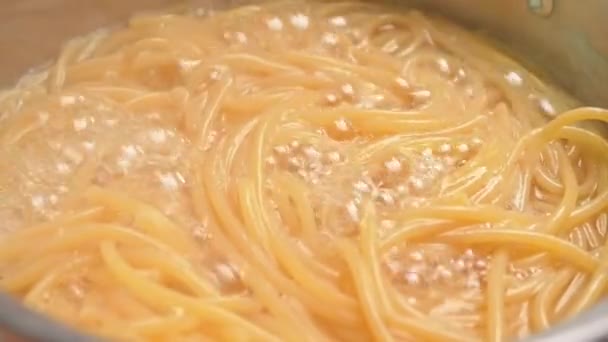 Surowe Spaghetti Jest Gotowane Wrzątku Garnku Kuchennym Zdrowe Włoskie Koncepcje — Wideo stockowe