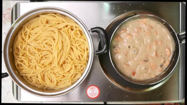 在厨房的电炉上的锅子里烤着意大利面和焦炭酱 健康的意大利食品和烹调概念 — 图库视频影像